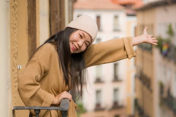Молодая Счастливая Красивая Азиатская Китаянка Зимней Шляпе Наслаждается Видом Город — стоковое фото