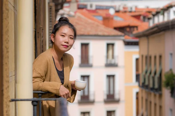 Joven Feliz Hermosa Mujer Japonesa Asiática Disfrutando Vista Ciudad Desde — Foto de Stock