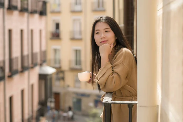 Jovem Feliz Bonita Asiática Japonesa Mulher Desfrutando Vista Cidade Partir — Fotografia de Stock