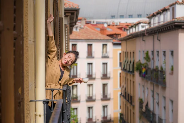 Joven Feliz Hermosa Mujer Japonesa Asiática Disfrutando Vista Ciudad Desde — Foto de Stock