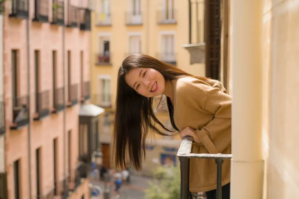Молодая Счастливая Красивая Азиатская Японка Наслаждающаяся Видом Город Балкона Гостиничного — стоковое фото
