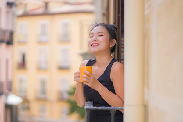 Joven Hermosa Feliz Mujer Japonesa Asiática Disfrutando Vista Ciudad Desde — Foto de Stock