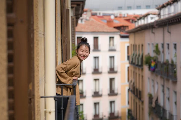 Молодая Счастливая Красивая Азиатка Японка Парикмахерской Наслаждающаяся Видом Город Балкона — стоковое фото