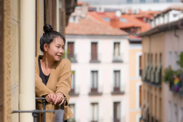 Jovem Feliz Bonita Asiática Japonesa Mulher Cabelo Bun Desfrutando Vista — Fotografia de Stock