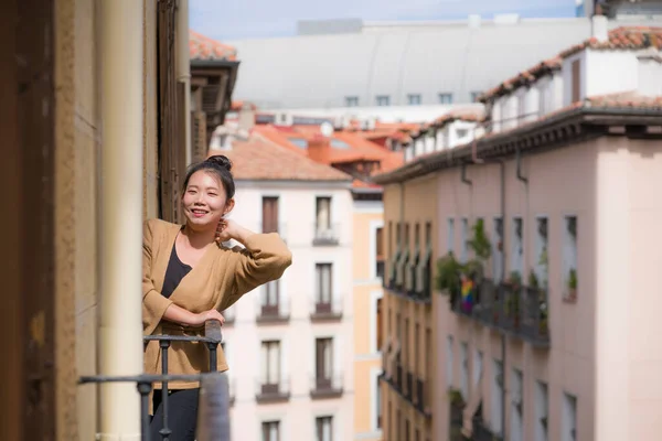 Young Happy Beautiful Asian Japanese Woman Hair Bun Enjoying City — Stock Photo, Image