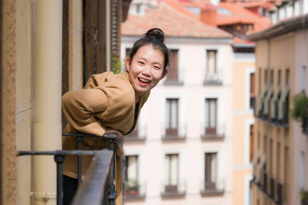 Giovane Donna Giapponese Felice Bella Asiatica Hair Bun Godendo Della — Foto Stock