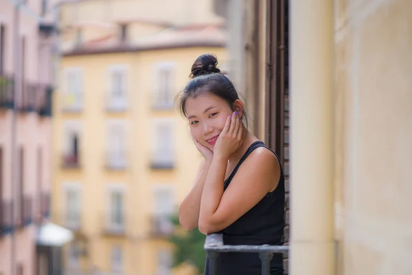 Молодая Счастливая Красивая Азиатка Японка Парикмахерской Наслаждающаяся Видом Город Балкона — стоковое фото