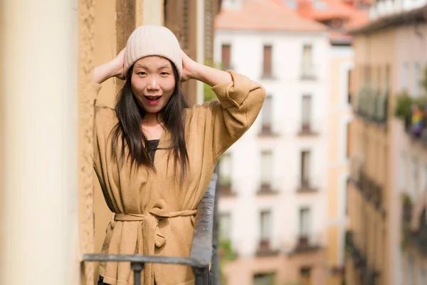 스페인의 발코니에서 모자를 행복하고 아름다운 아시아 여성이 여행을 유럽의 배경에서 — 스톡 사진