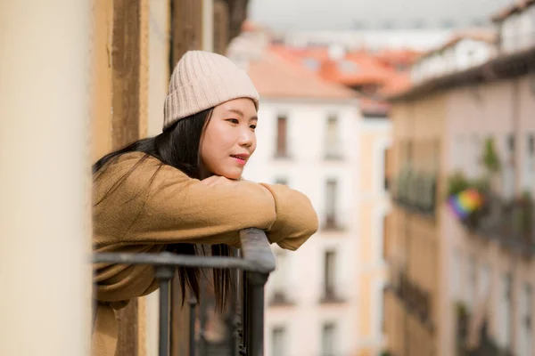 Joven Feliz Hermosa Mujer Japonesa Asiática Sombrero Invierno Disfrutando Vista — Foto de Stock