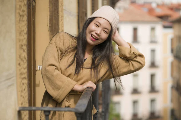 Giovane Donna Giapponese Felice Bella Asiatica Cappello Invernale Godendo Vista — Foto Stock