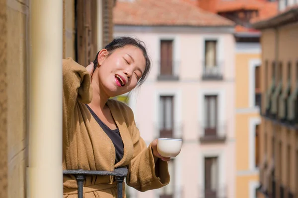Молодая Счастливая Красивая Азиатская Кореянка Наслаждающаяся Видом Город Балкона Гостиничного — стоковое фото