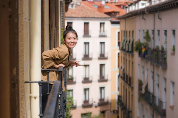 Joven Feliz Hermosa Mujer China Asiática Disfrutando Vista Ciudad Desde — Foto de Stock