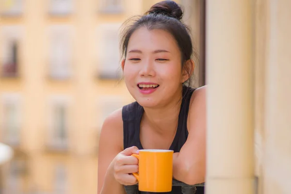 Νεαρή Όμορφη Και Χαρούμενη Ασιάτισσα Κινέζα Που Απολαμβάνει Θέα Στην — Φωτογραφία Αρχείου