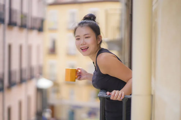 Młody Piękny Szczęśliwy Azji Chiński Kobieta Korzystających Miasta Widok Hotelowego — Zdjęcie stockowe