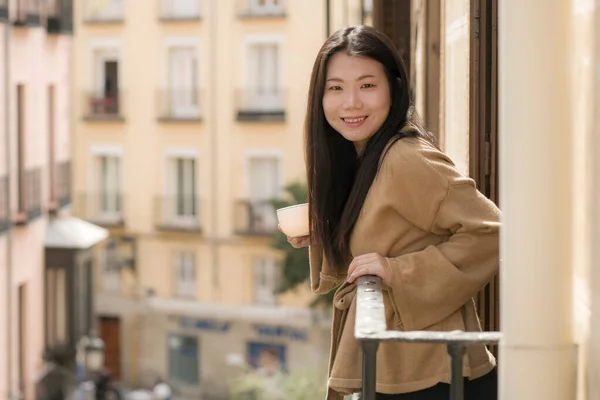 Молодая Счастливая Красивая Азиатская Китаянка Наслаждающаяся Видом Город Балкона Гостиничного — стоковое фото