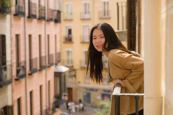 Joven Feliz Hermosa Mujer Coreana Asiática Disfrutando Vista Ciudad Desde — Foto de Stock