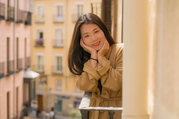 Молодая Счастливая Красивая Азиатская Кореянка Наслаждающаяся Видом Город Балкона Гостиничного — стоковое фото