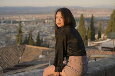 Genç, güzel ve mutlu Asyalı Koreli bir turistin Avrupa 'da yaz tatilinde İspanya' nın güzel Alhambra 'sını ziyaret edişinin hayat tarzı portresi.