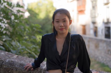 Avrupa 'da yaz tatilinin tadını çıkaran güzel ve mutlu Asyalı bir kadının hayat tarzı portresi İspanya' nın Endülüs köyünde turizm ve seyahat konseptiyle neşeli bir şekilde yürüyor. 