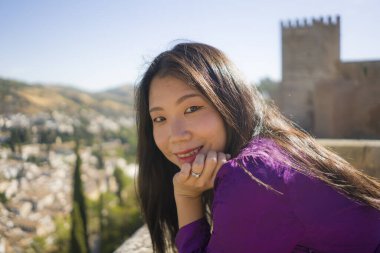 Güzel ve mutlu Asyalı Çinli bir turistin hayat tarzı portresi. Yaz tatillerini Avrupa 'da geçirip neşeli bir şekilde İspanya Granada' daki güzel Alhambra 'yı ziyaret ediyor.