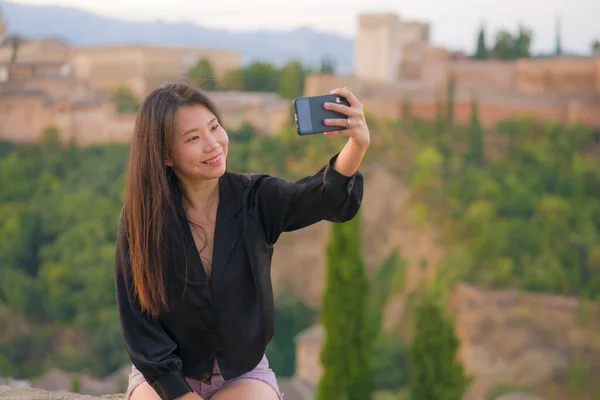 스페인 그라나다의 아름다운 알람브라 궁전에서 휴가를 보내고 아시아인 관광객의 — 스톡 사진