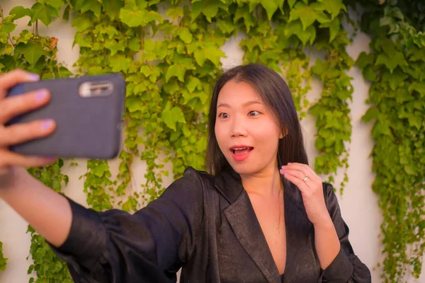 Молода Щаслива Красива Азіатська Корейка Яка Користується Мобільним Телефоном Сільському — стокове фото