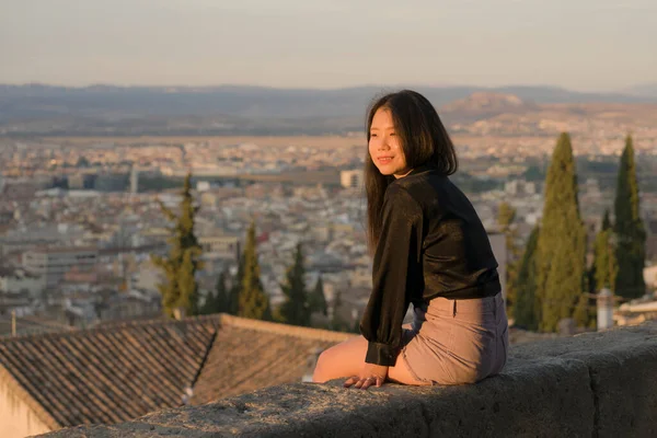 Портрет Молодой Красивой Счастливой Азиатской Туристической Женщины Наслаждающейся Летним Отдыхом — стоковое фото