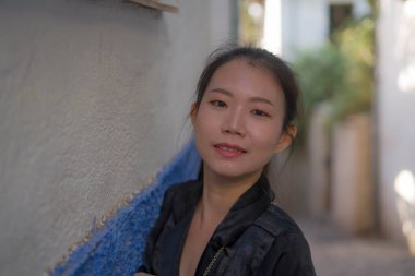 Avrupa 'da yaz tatilinin tadını çıkaran güzel ve mutlu Asyalı Çinli kadının yaşam tarzı portresi İspanya' nın Endülüs köyünde turizm ve seyahat konseptiyle neşeli bir şekilde yürüyor. 