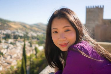 Güzel ve mutlu Asyalı Japon turist kadının Avrupa 'da yaz tatilinde İspanya' nın güzel Alhambra 'sını ziyaret edişinin hayat tarzı portresi.