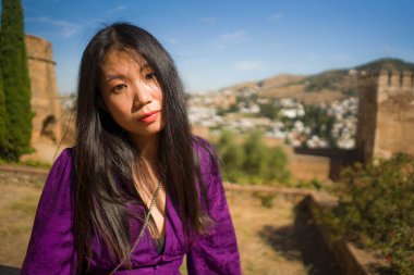 Güzel ve mutlu Asyalı Japon turist kadının Avrupa 'da yaz tatilinde İspanya' nın güzel Alhambra 'sını ziyaret edişinin hayat tarzı portresi.