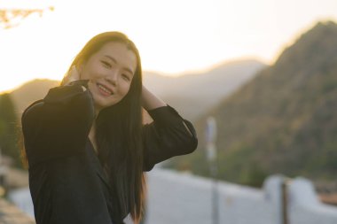 Güzel ve mutlu Asyalı Japon turist kadının Avrupa 'da yaz tatilinde İspanya' nın güzel Alhambra 'sını ziyaret edişinin hayat tarzı portresi.