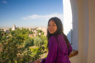 Genç, güzel ve mutlu Asyalı Koreli bir turistin Avrupa 'da yaz tatilinde İspanya' nın güzel Alhambra 'sını ziyaret edişinin hayat tarzı portresi.