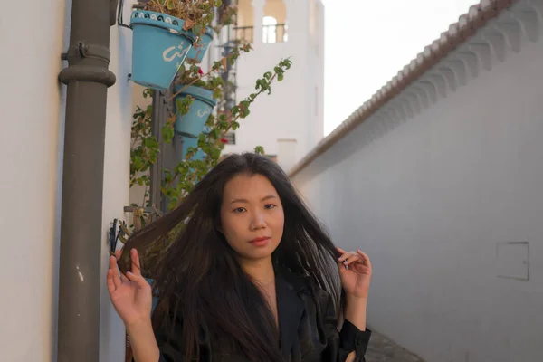 Estilo Vida Retrato Joven Hermosa Feliz Mujer China Asiática Disfrutando —  Fotos de Stock
