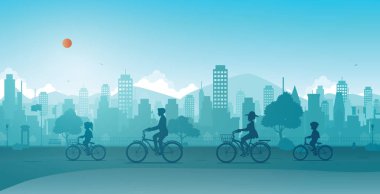 Aile bir şehir parkında bisiklete biniyor..