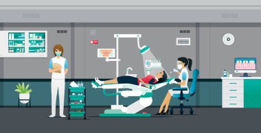 Dişçiler hastaları hemşirelerin yardımıyla tedavi ediyorlar..