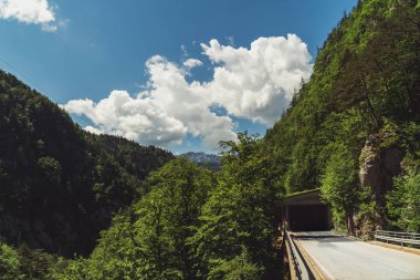 bir yerde Avusturya ve Slovenya için tünel giriyor karayolu yanında güzel yeşil ve mavi renk ile dağlarda arasında