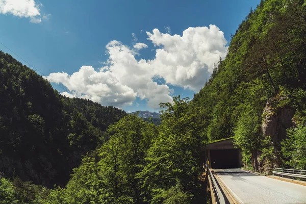 bir yerde Avusturya ve Slovenya için tünel giriyor karayolu yanında güzel yeşil ve mavi renk ile dağlarda arasında