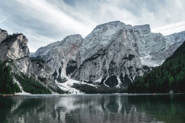 Lago di Braies, Pragser Wildsee yaz wihtout insanlar çerçeve içinde. Gün bulutlu ama sıcak ve en iyi seyahat seven insanlara ve göller için hedef, seyahat.