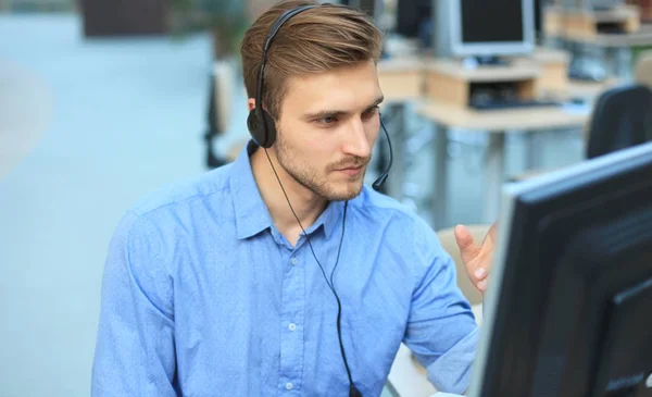 Leende vänlig stilig ung manlig call center operatör. — Stockfoto