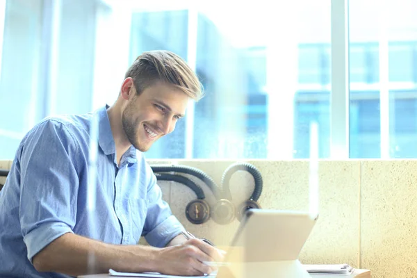 Retrato de un joven usando tableta en la oficina . — Foto de Stock