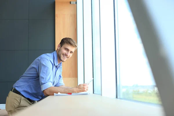 Retrato de homem jovem usando tablet no escritório . — Fotografia de Stock