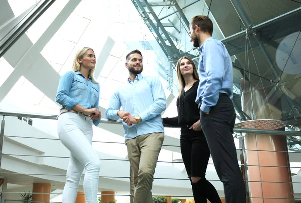 Zakelijk gesprek. Moderne mensen in casual dragen met een brainstorm vergadering terwijl je in het creatieve kantoor. — Stockfoto