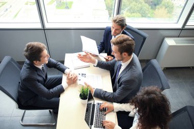 iş görüşmesi, modern ofis aday dinlerken işadamı