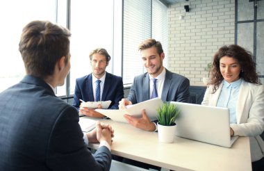 iş görüşmesi, modern ofis aday dinlerken işadamı