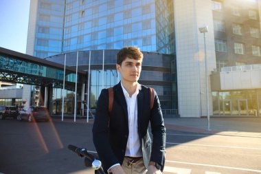 Kendine güvenen genç işadamı bisiklet ile şehirde sokakta yürüme