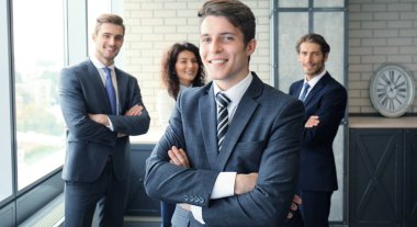 Ofiste arka planda meslektaşları olan bir iş adamı