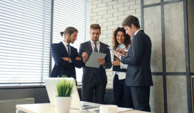 Grup toplantısında fikirleri tartışmak iş adamları