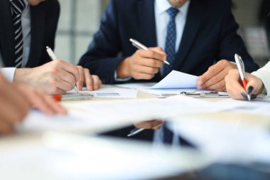 Ofiste oturan işkadını belgeler üzerinde yazma