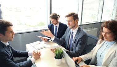 iş görüşmesi, modern ofis aday dinlerken işadamı