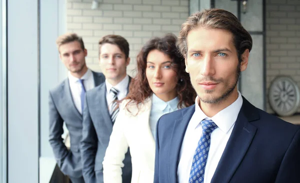 Feliz Equipo Negocios Sonriente Pie Una Fila Oficina —  Fotos de Stock